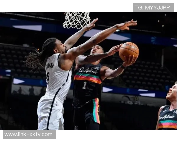 克拉克斯顿半场表现惊艳7中5贡献11分8板5助正负值高达22